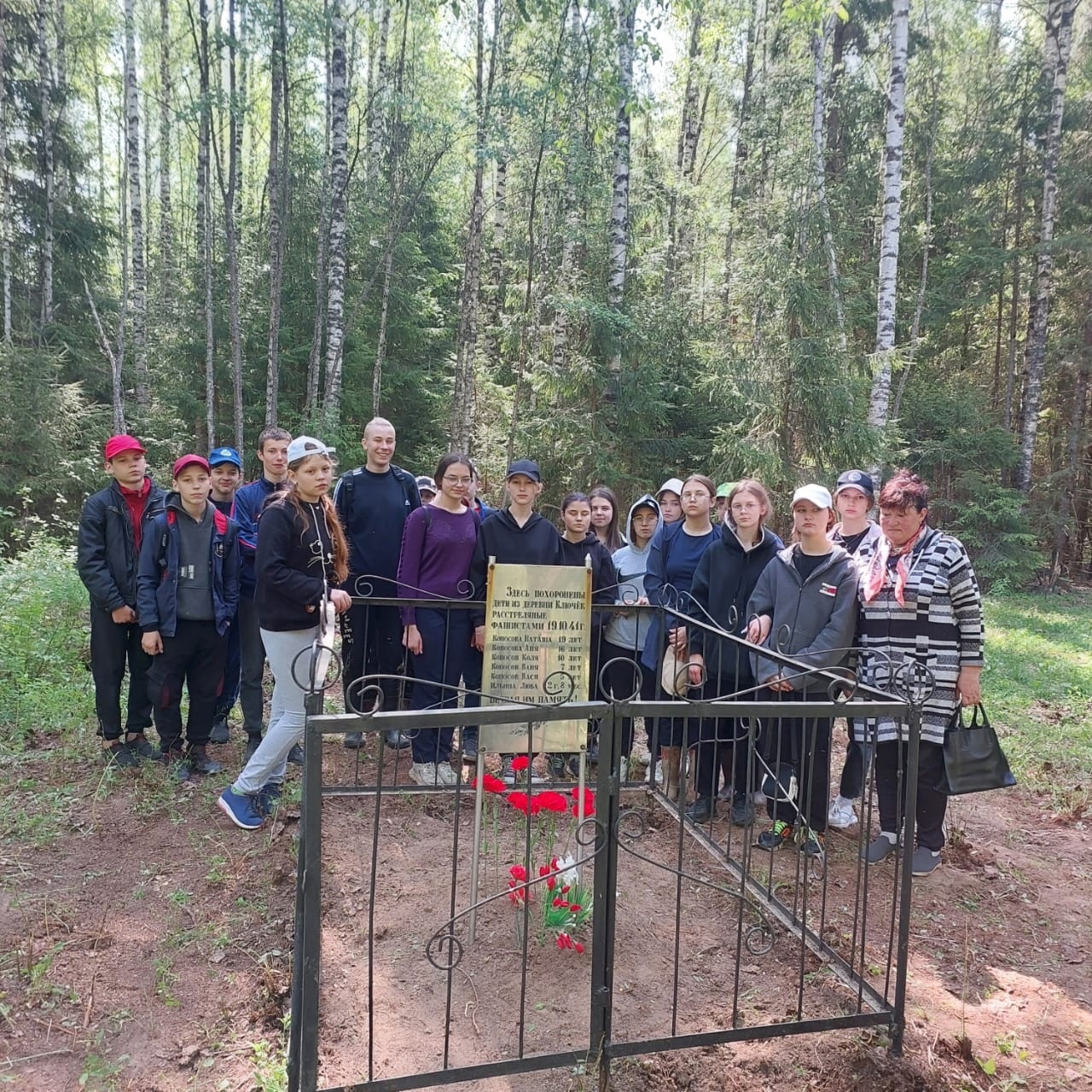 В Западной Двине школьники облагородили захоронение участников ВОВ В Западной Двине школьники облагородили захоронение участников ВОВ