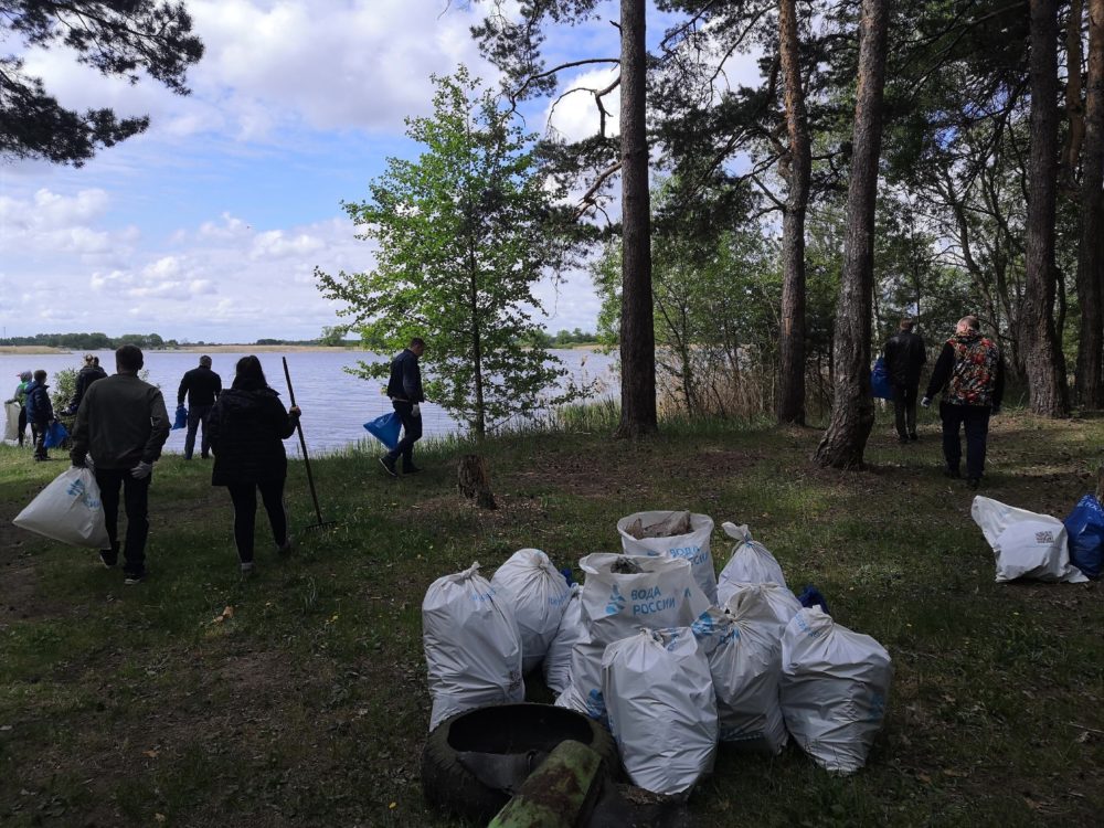 В Конаковском районе убрали мусор на берегу Волги