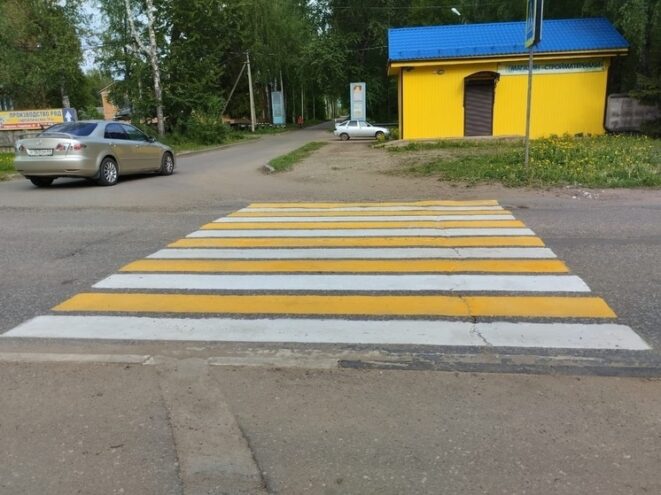 В Андреаполе Тверской области обновляют дорожную разметку В Андреаполе Тверской области обновляют дорожную разметку