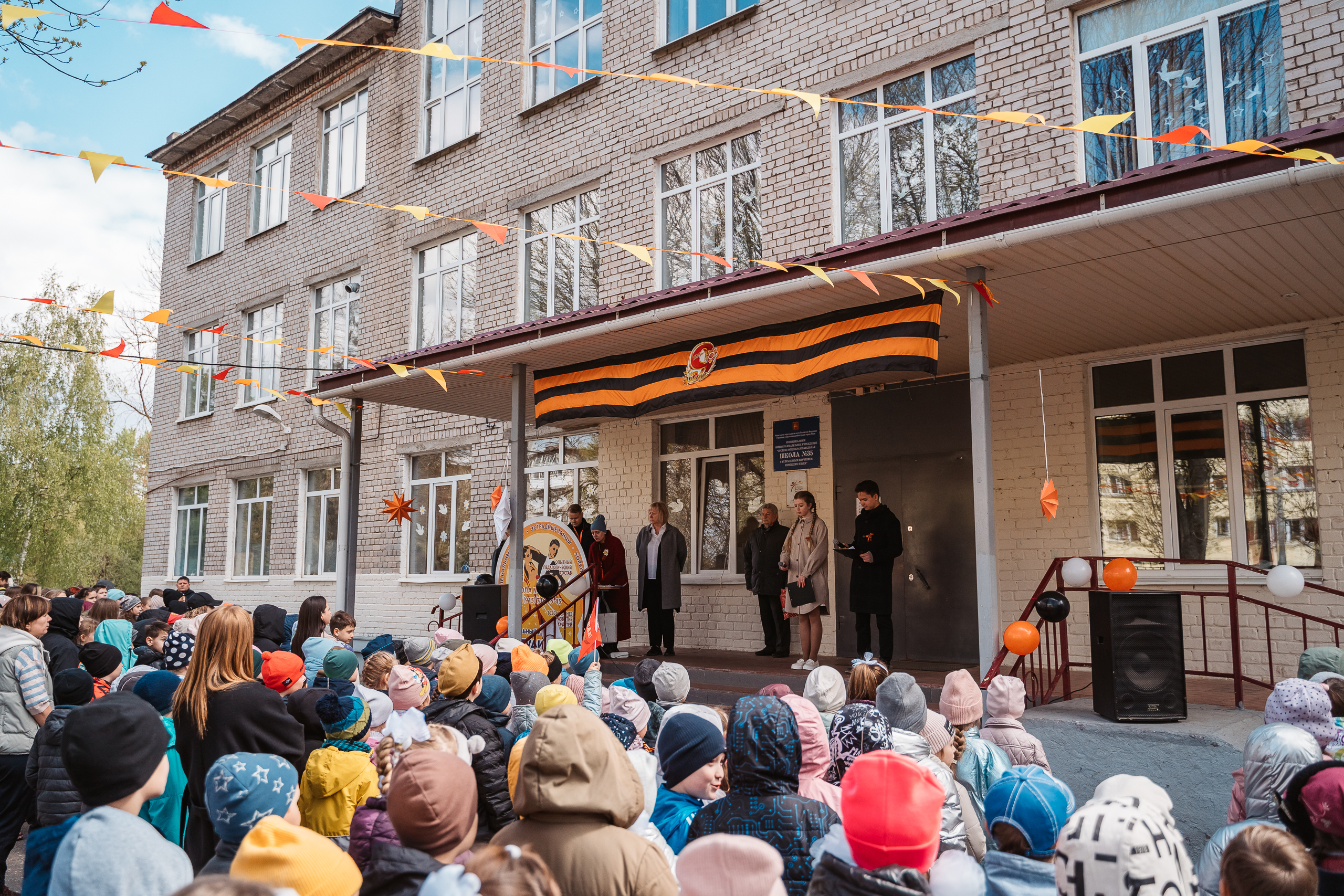 В тверской школе дети станцевали "Вальс Победы"