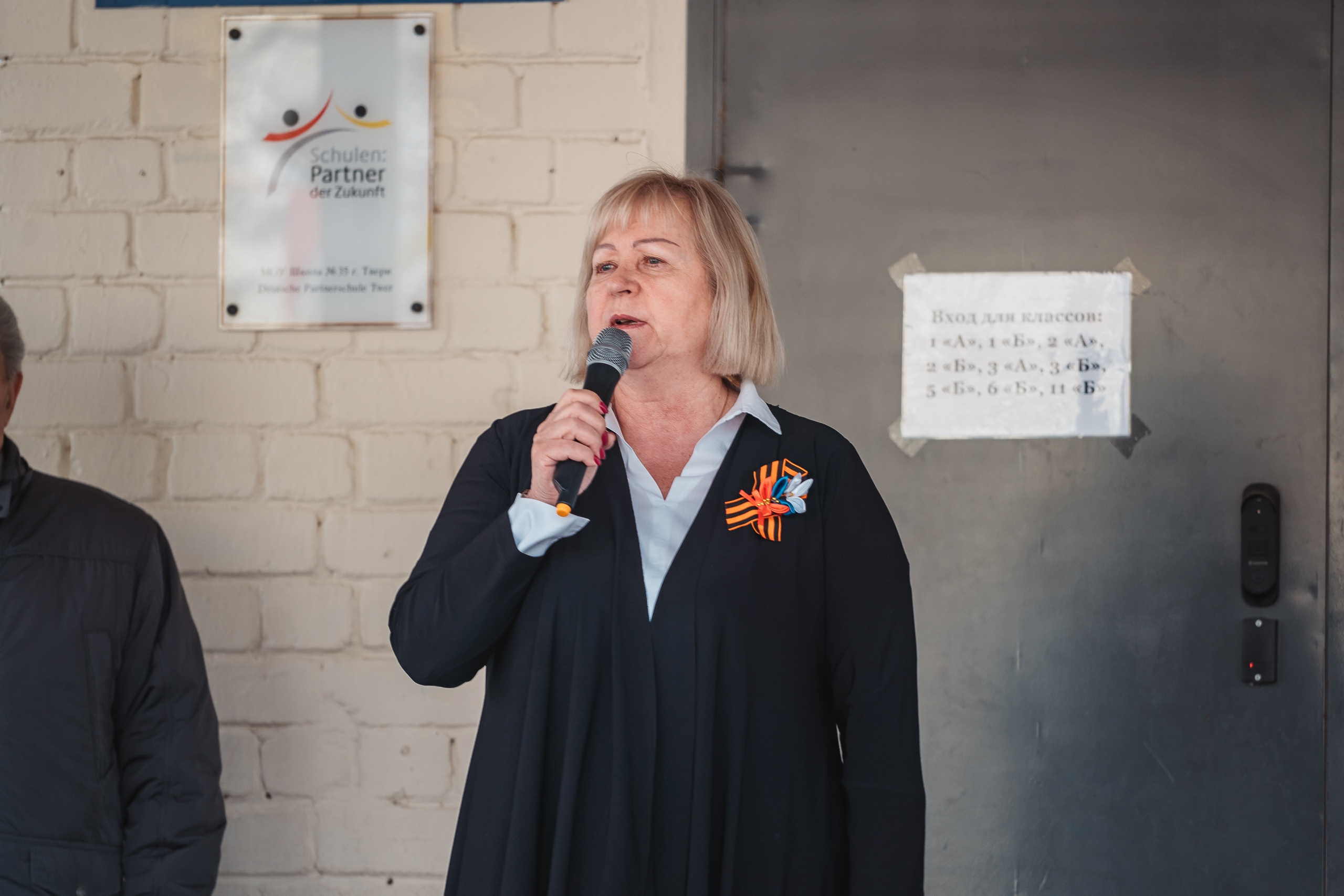 В тверской школе дети станцевали "Вальс Победы" В тверской школе дети станцевали "Вальс Победы"