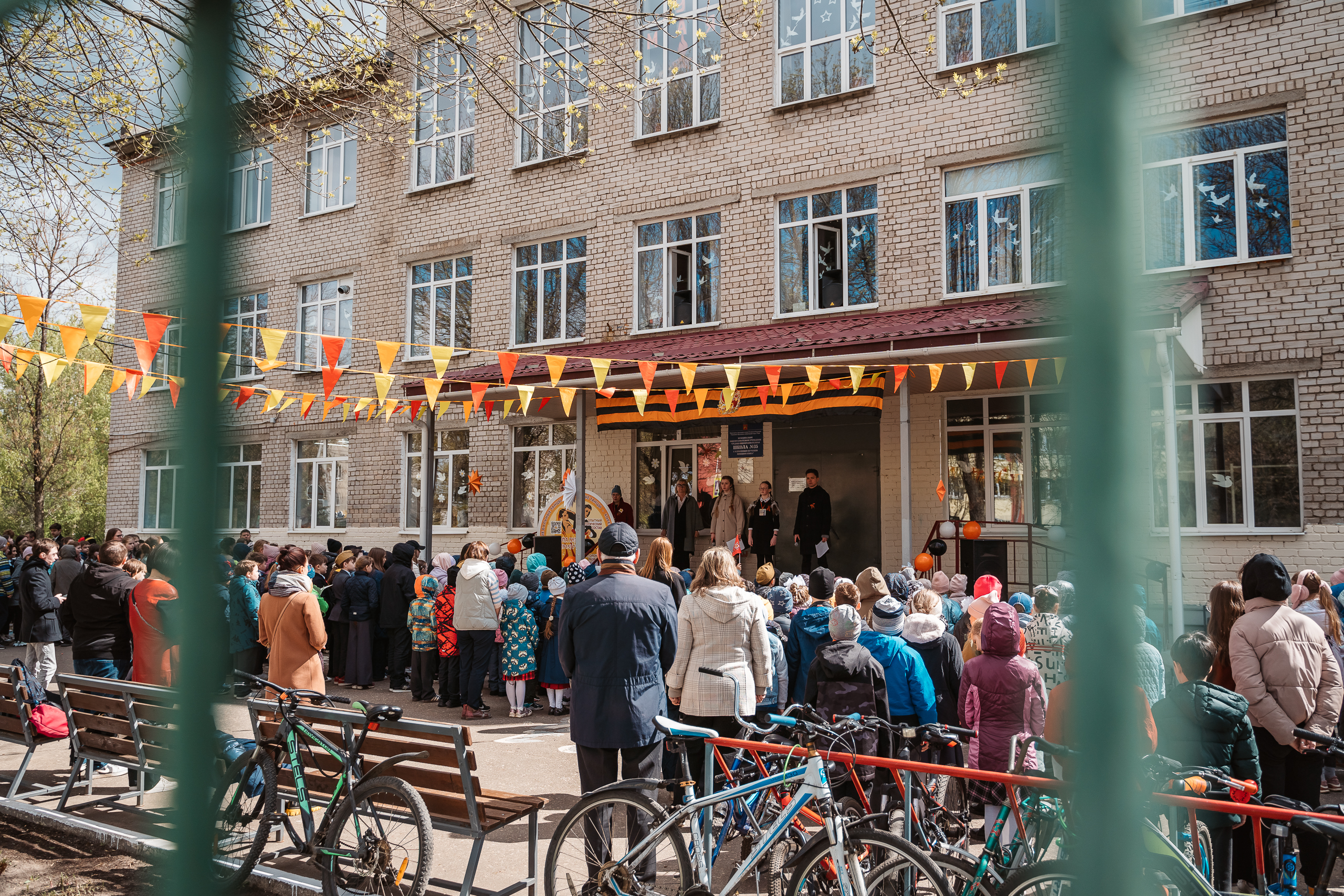 В тверской школе дети станцевали "Вальс Победы" В тверской школе дети станцевали "Вальс Победы"