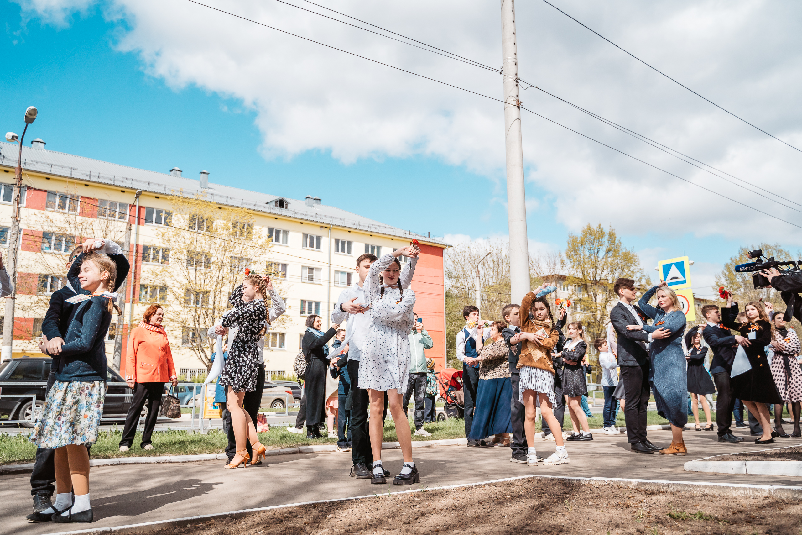 В тверской школе дети станцевали "Вальс Победы" В тверской школе дети станцевали "Вальс Победы"