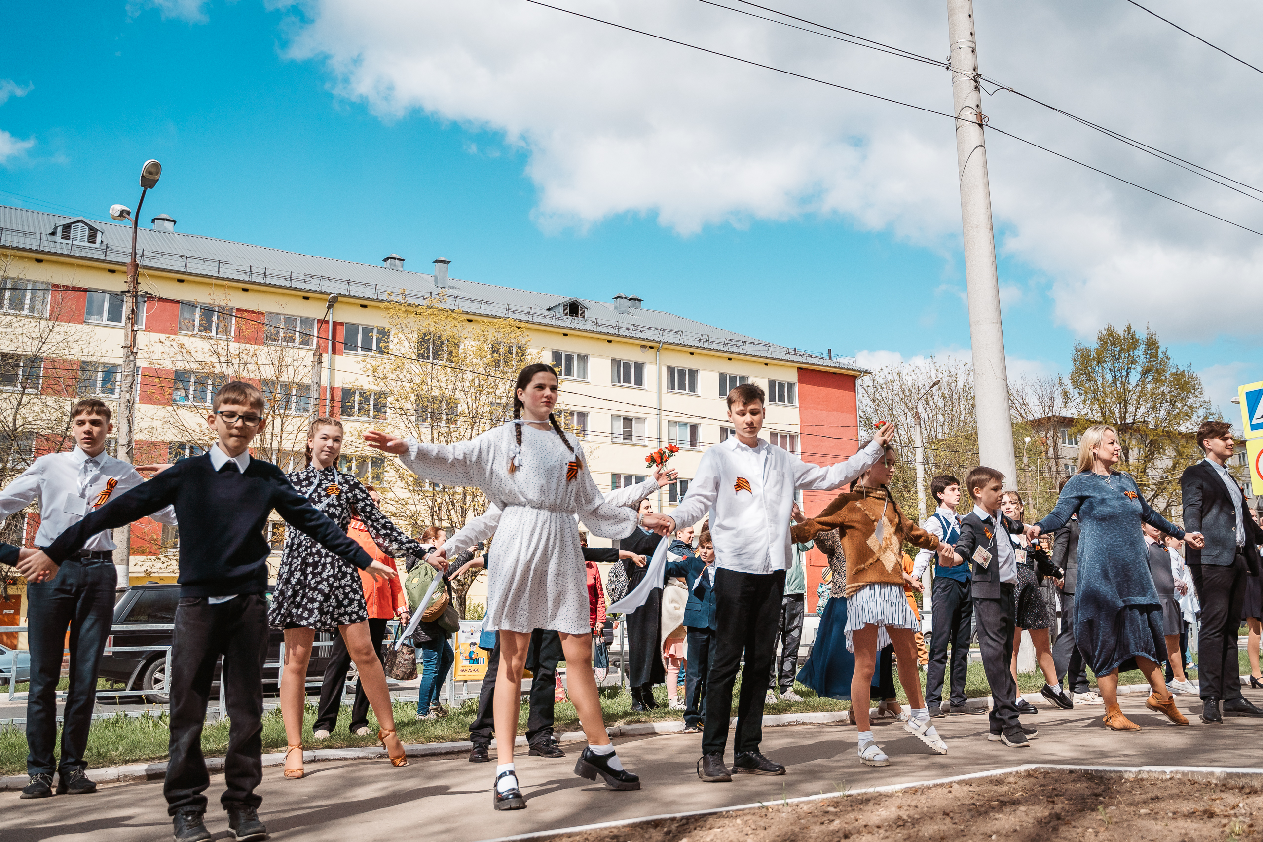 В тверской школе дети станцевали "Вальс Победы" В тверской школе дети станцевали "Вальс Победы"