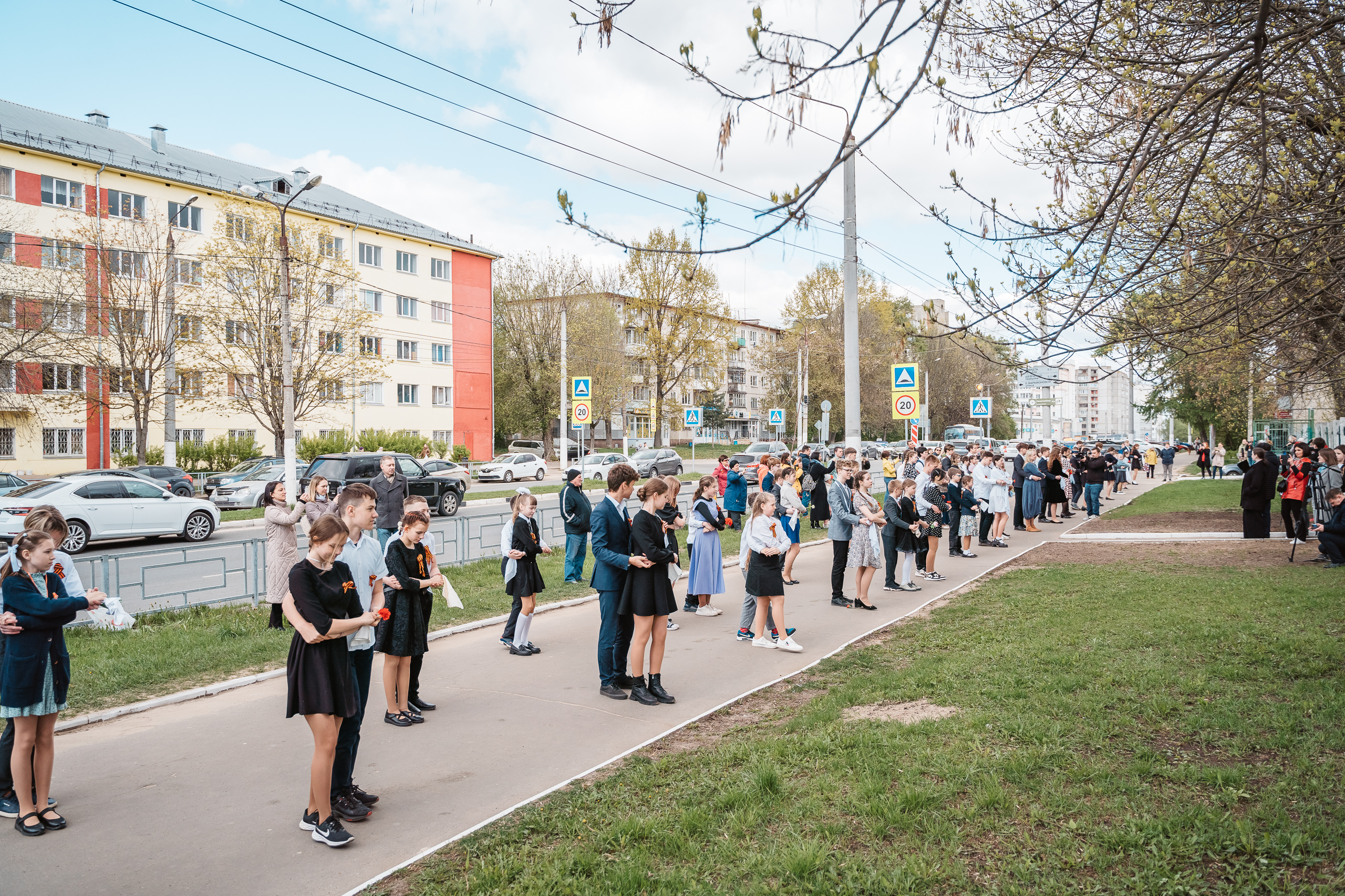 В тверской школе дети станцевали "Вальс Победы"