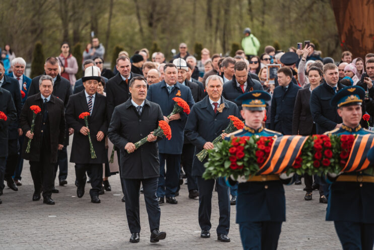 Садыр Жапаров, Вячеслав Володин и Игорь Руденя возложили цветы к Ржевскому мемориалу Садыр Жапаров, Вячеслав Володин и Игорь Руденя возложили цветы к Ржевскому мемориалу