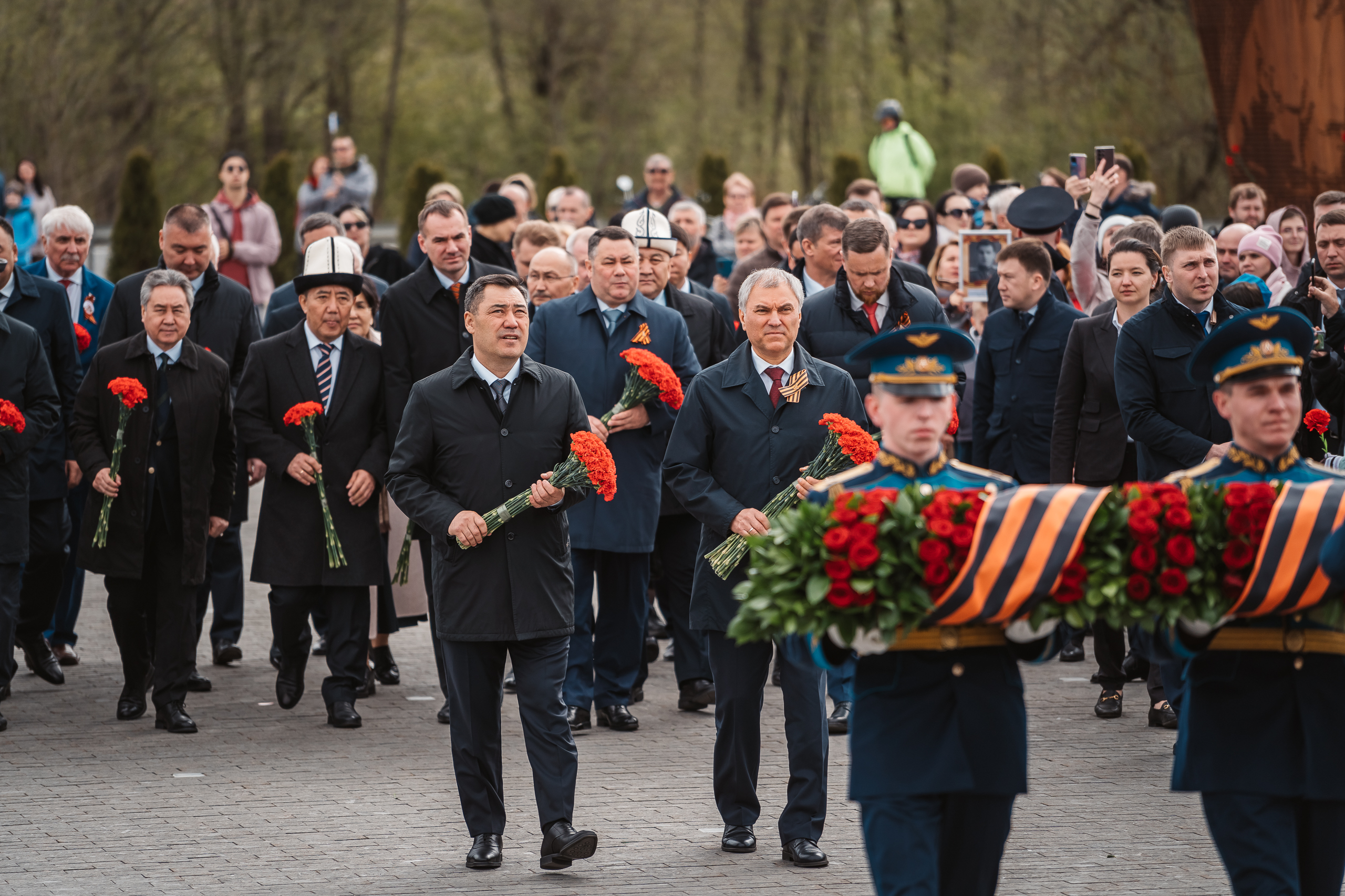 Садыр Жапаров, Вячеслав Володин и Игорь Руденя возложили цветы к Ржевскому мемориалу Садыр Жапаров, Вячеслав Володин и Игорь Руденя возложили цветы к Ржевскому мемориалу
