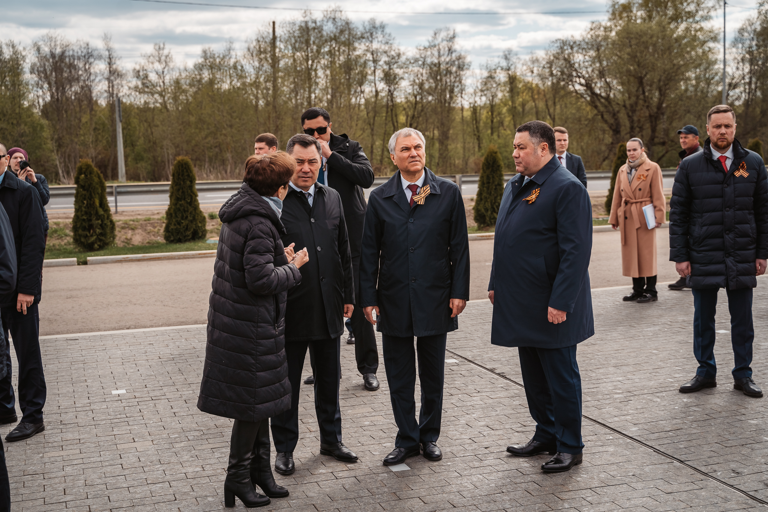 Садыр Жапаров, Вячеслав Володин и Игорь Руденя возложили цветы к Ржевскому мемориалу