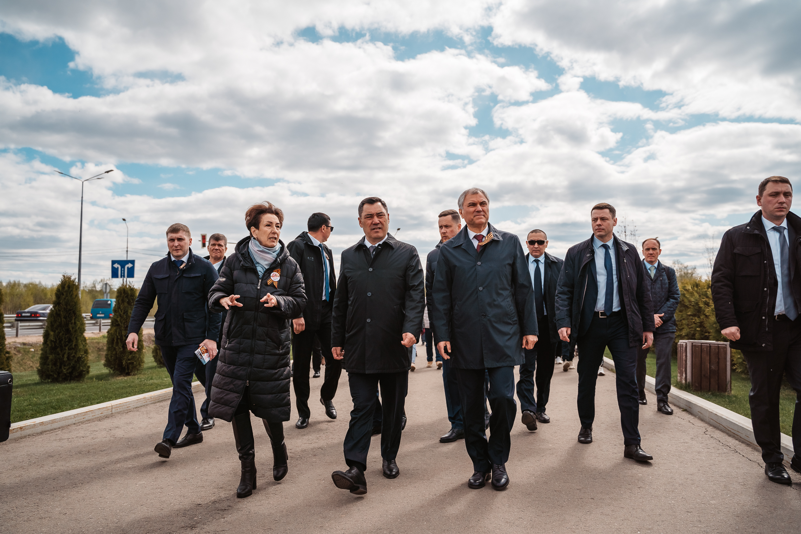 Садыр Жапаров, Вячеслав Володин и Игорь Руденя возложили цветы к Ржевскому мемориалу