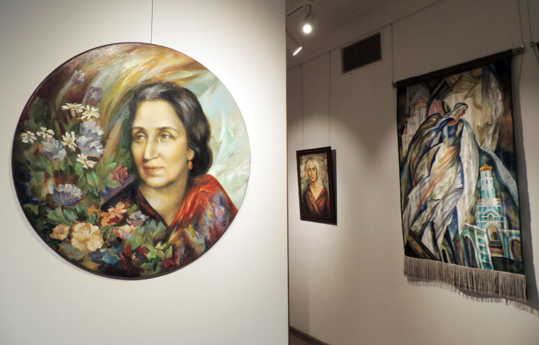 В Твери откроется персональная выставка Ольги Жоховой «Атласное чудо с берегов Невы»