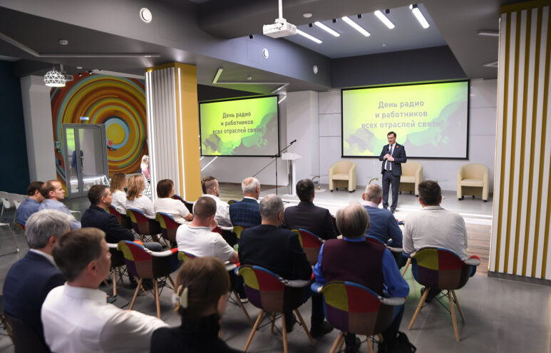 В Твери в преддверии Дня радио наградили работников отраслей связи В Твери в преддверии Дня радио наградили работников отраслей связи