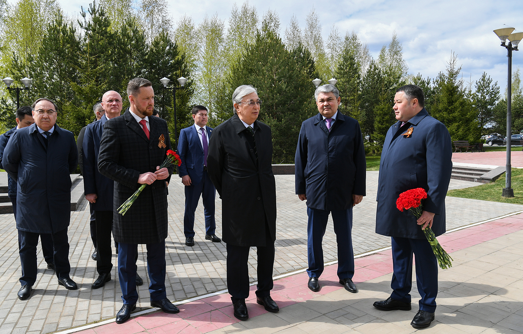 Президент Республики Казахстан и губернатор Тверской области почтили память воинов-казахстанцев