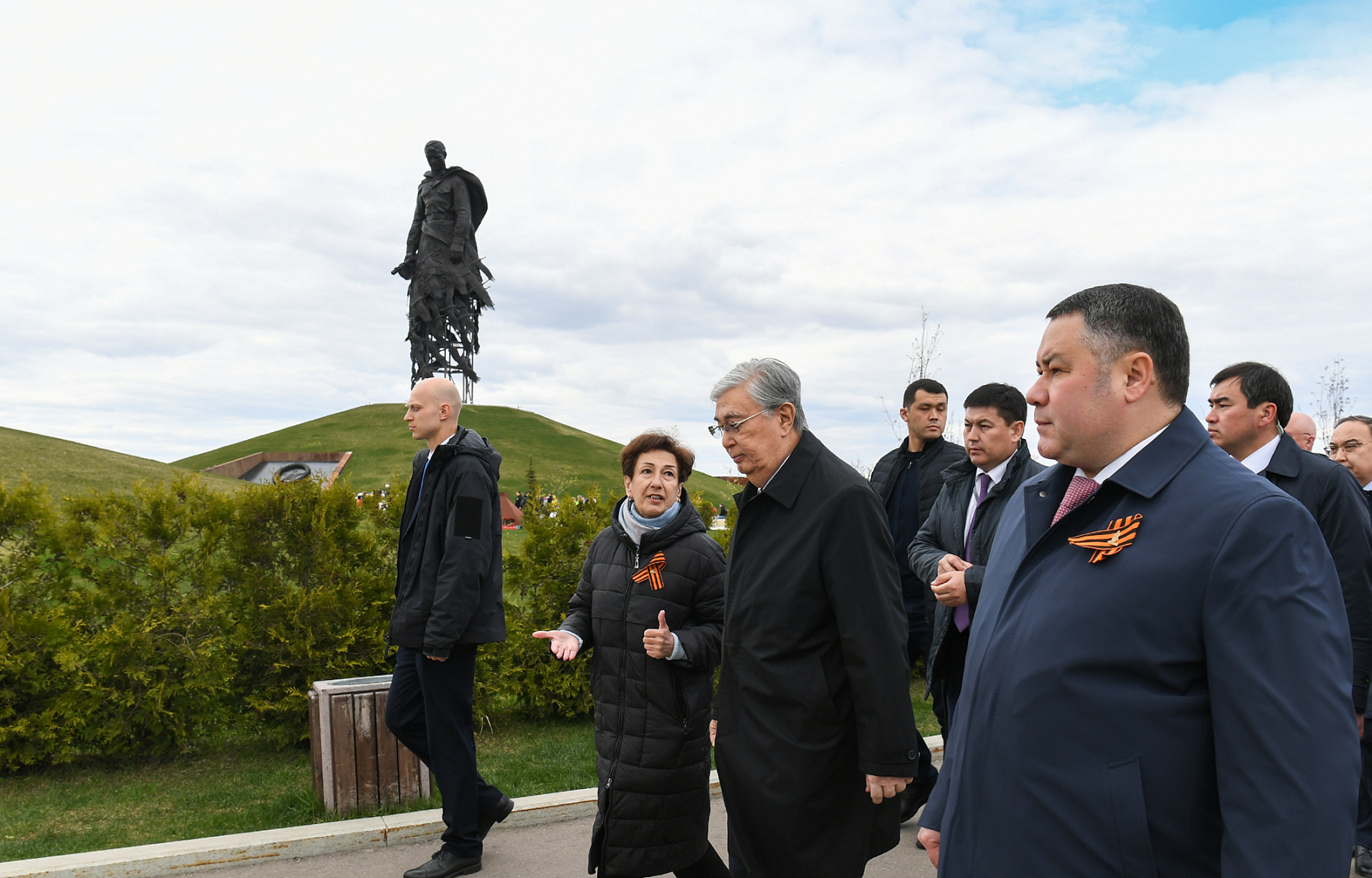 Президент Республики Казахстан и губернатор Тверской области почтили память воинов-казахстанцев