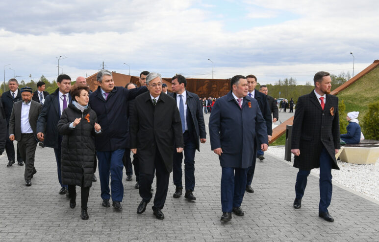 Президент Республики Казахстан и губернатор Тверской области почтили память воинов-казахстанцев Президент Республики Казахстан и губернатор Тверской области почтили память воинов-казахстанцев