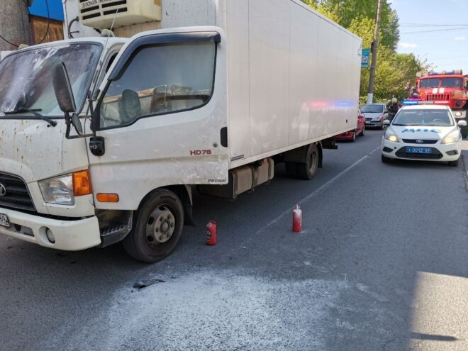 В Твери полицейский потушил загоревшийся грузовой автомобиль В Твери полицейский потушил загоревшийся грузовой автомобиль