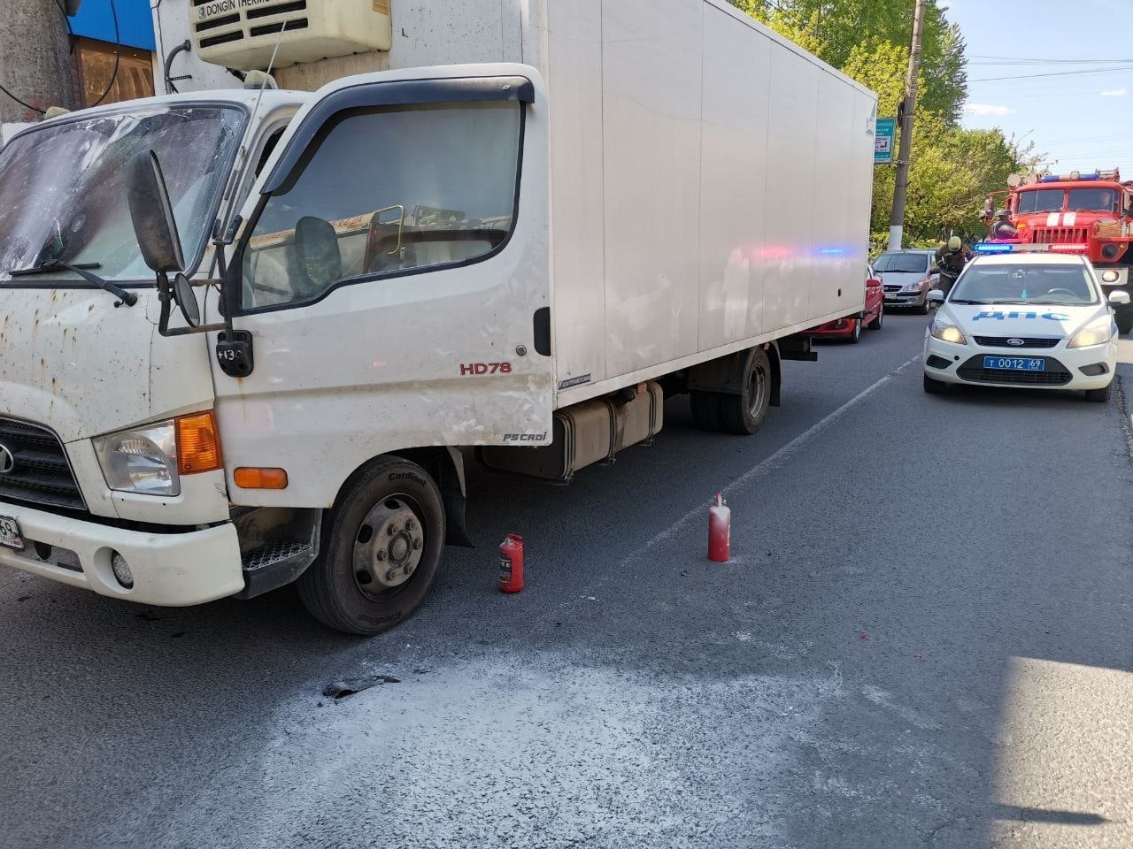 В Твери полицейский потушил загоревшийся грузовой автомобиль В Твери полицейский потушил загоревшийся грузовой автомобиль