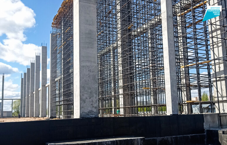 На площадке строительства крытого футбольного манежа в Твери делают основание для поля и возводят спортивное ядро