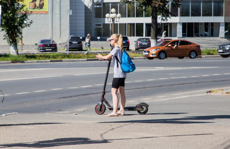 В России спрос на электросамокаты вырос в 2,5 раза В Твери двое взрослых мужчин украли у детей самокаты