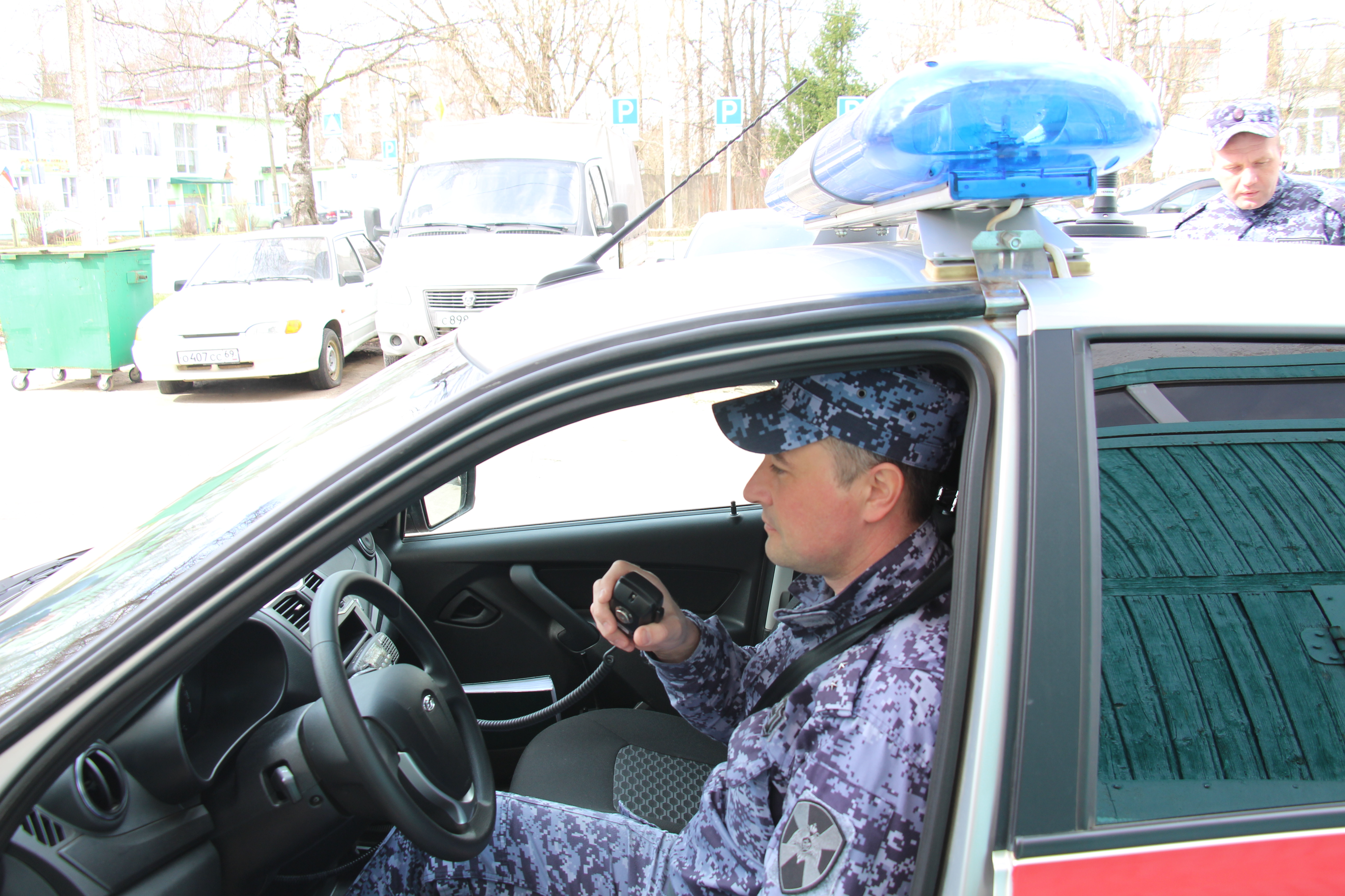 Пьяная женщина крушила чужую иномарку в Твери Пьяная женщина крушила чужую иномарку в Твери