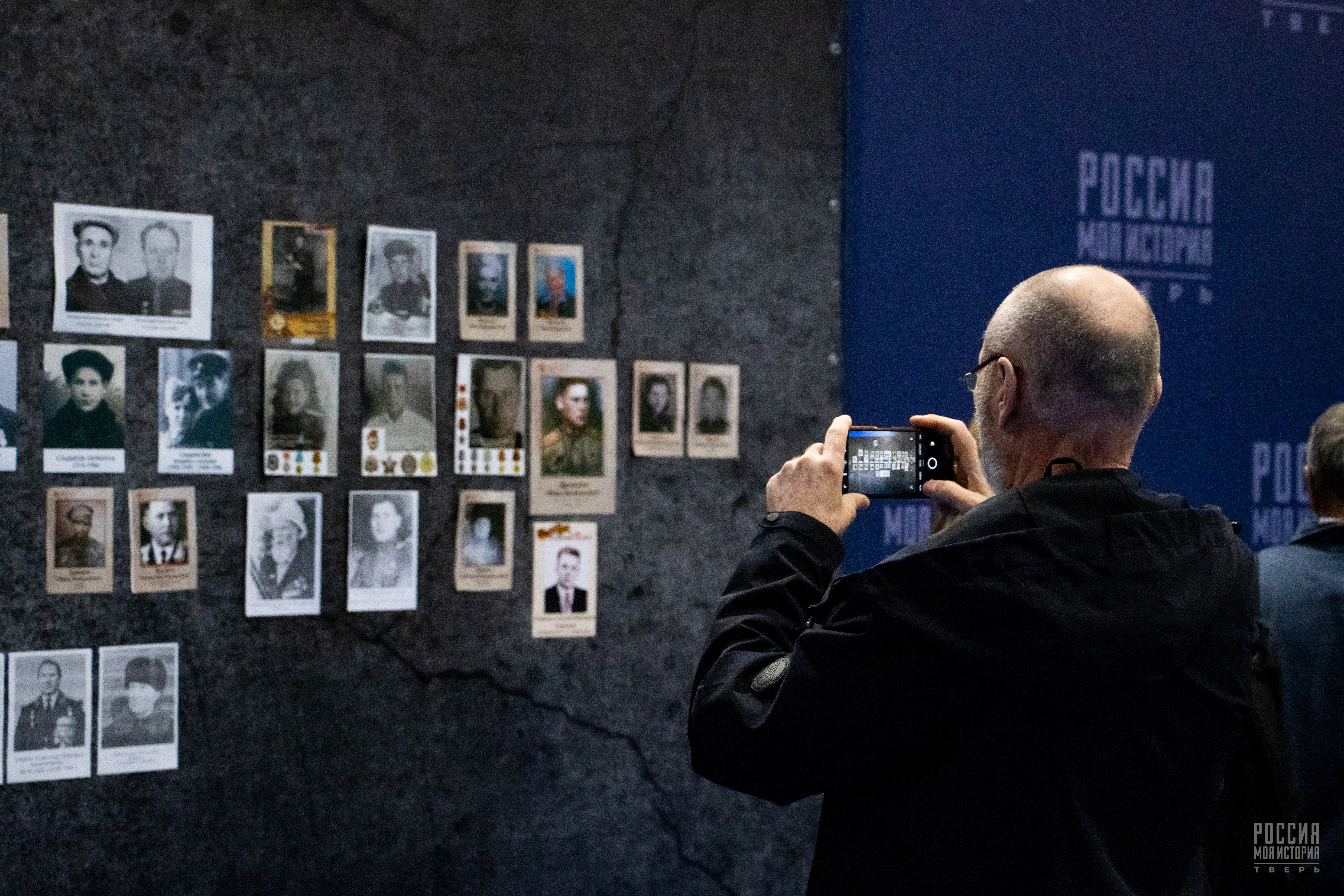 Жители Твери размещают фотографии своих ветеранов на «Стене Памяти» Жители Твери размещают фотографии своих ветеранов на «Стене Памяти»