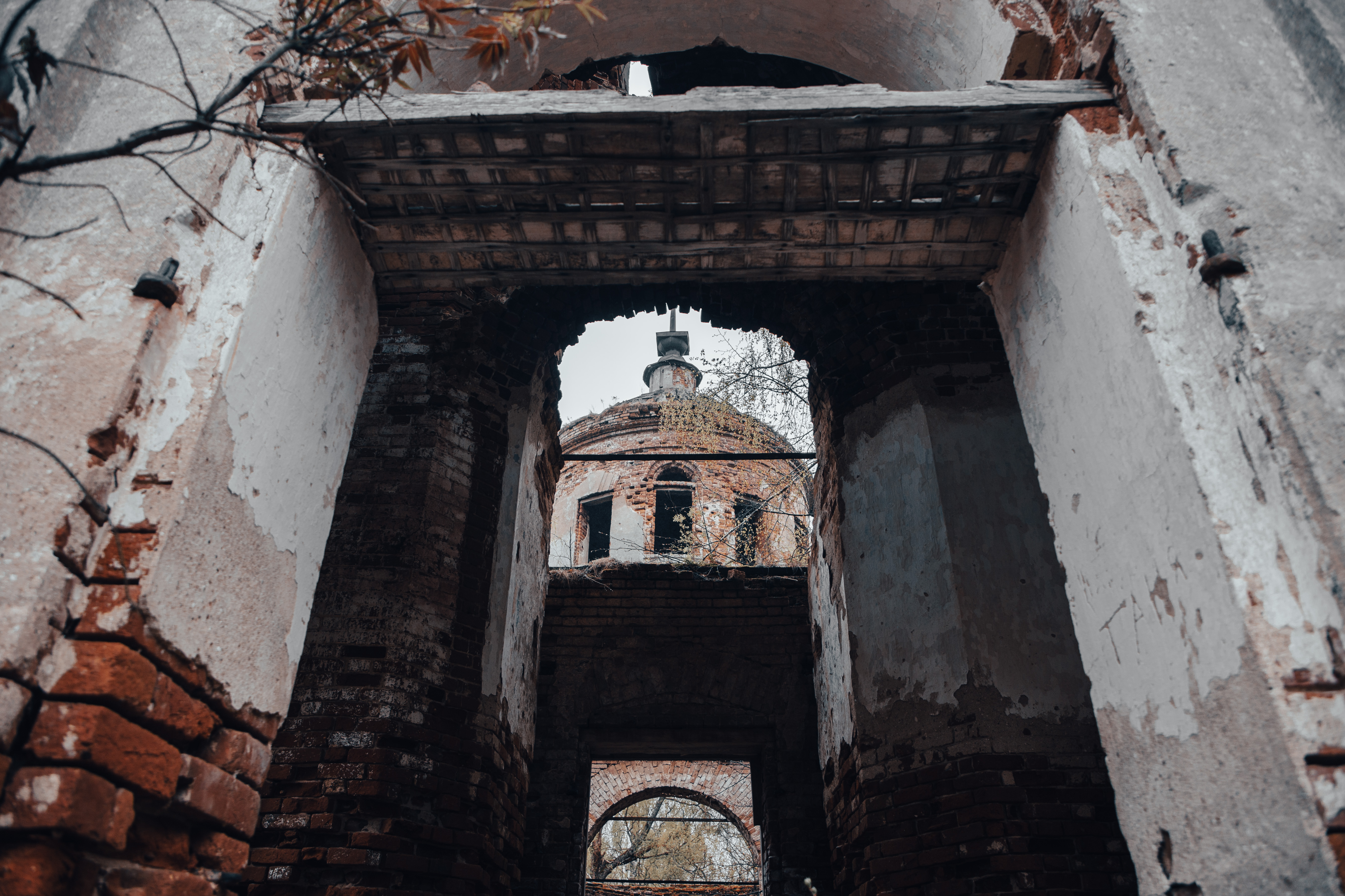 Блогер показала заброшенную церковь Воскресения Словущего в Тверской области