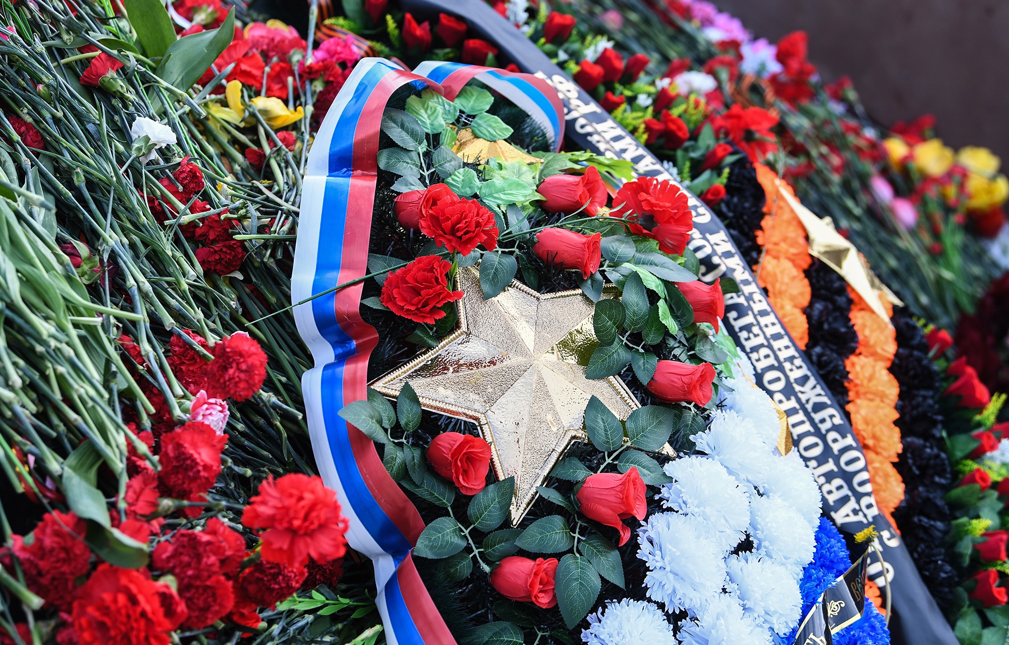 Торжества в честь Дня Победы проходят у Ржевского мемориала