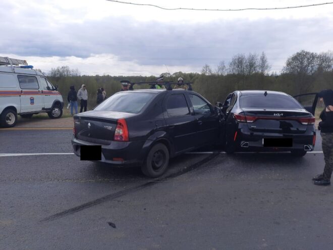 На трассе в Ржевском районе столкнулись два автомобиля На трассе в Ржевском районе столкнулись два автомобиля