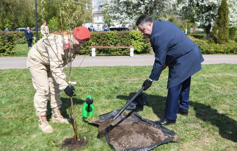 Игорь Руденя и юнармейцы приняли участие в патриотической акции «Сад памяти» Игорь Руденя и юнармейцы приняли участие в патриотической акции «Сад памяти»
