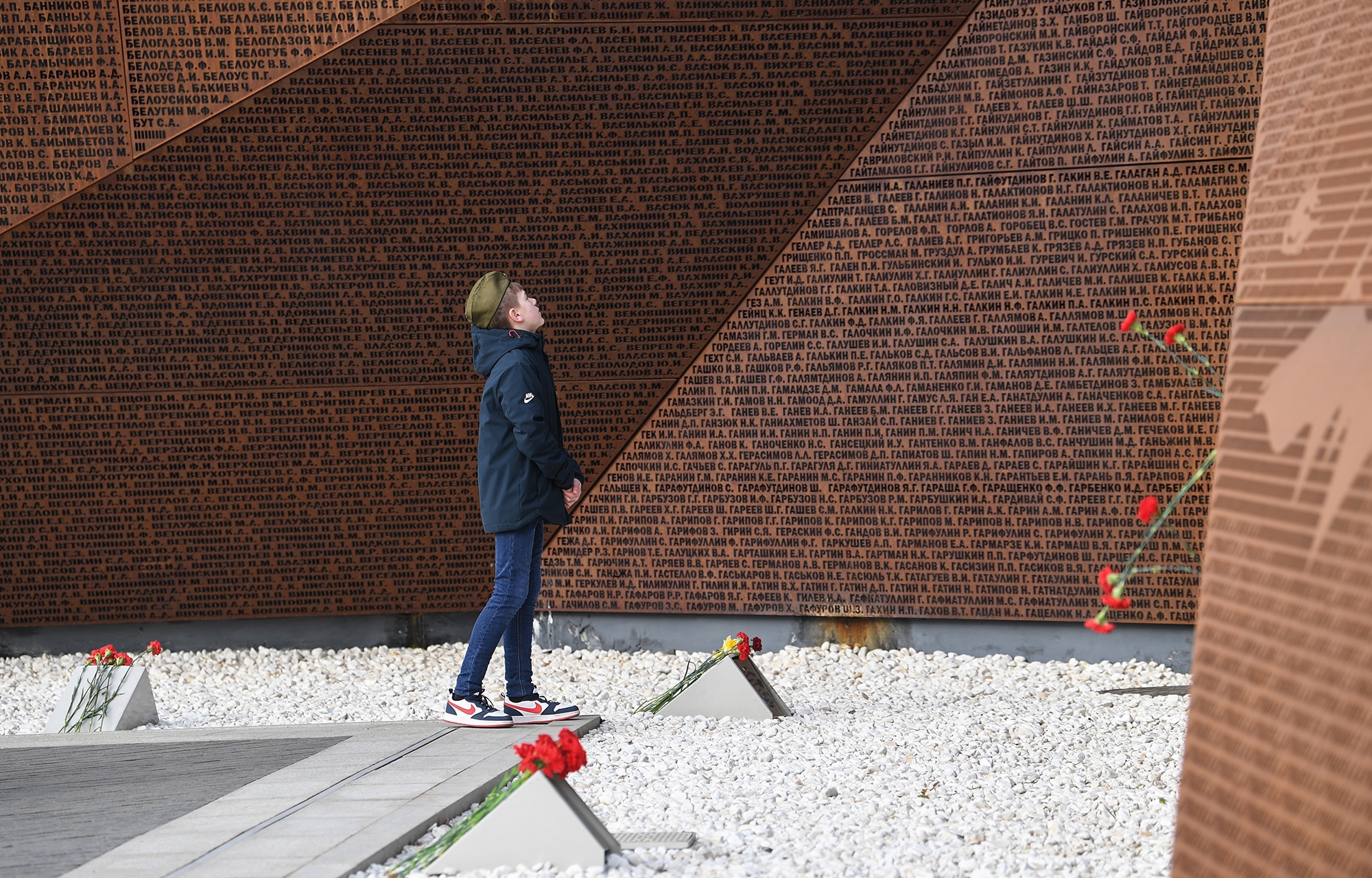 Торжества в честь Дня Победы проходят у Ржевского мемориала