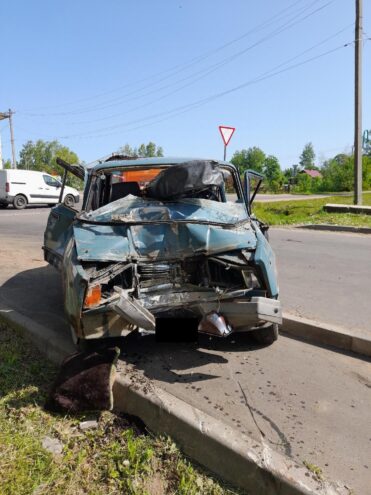 В Западной Двине водитель не справился с управлением и врезался в жилой дом