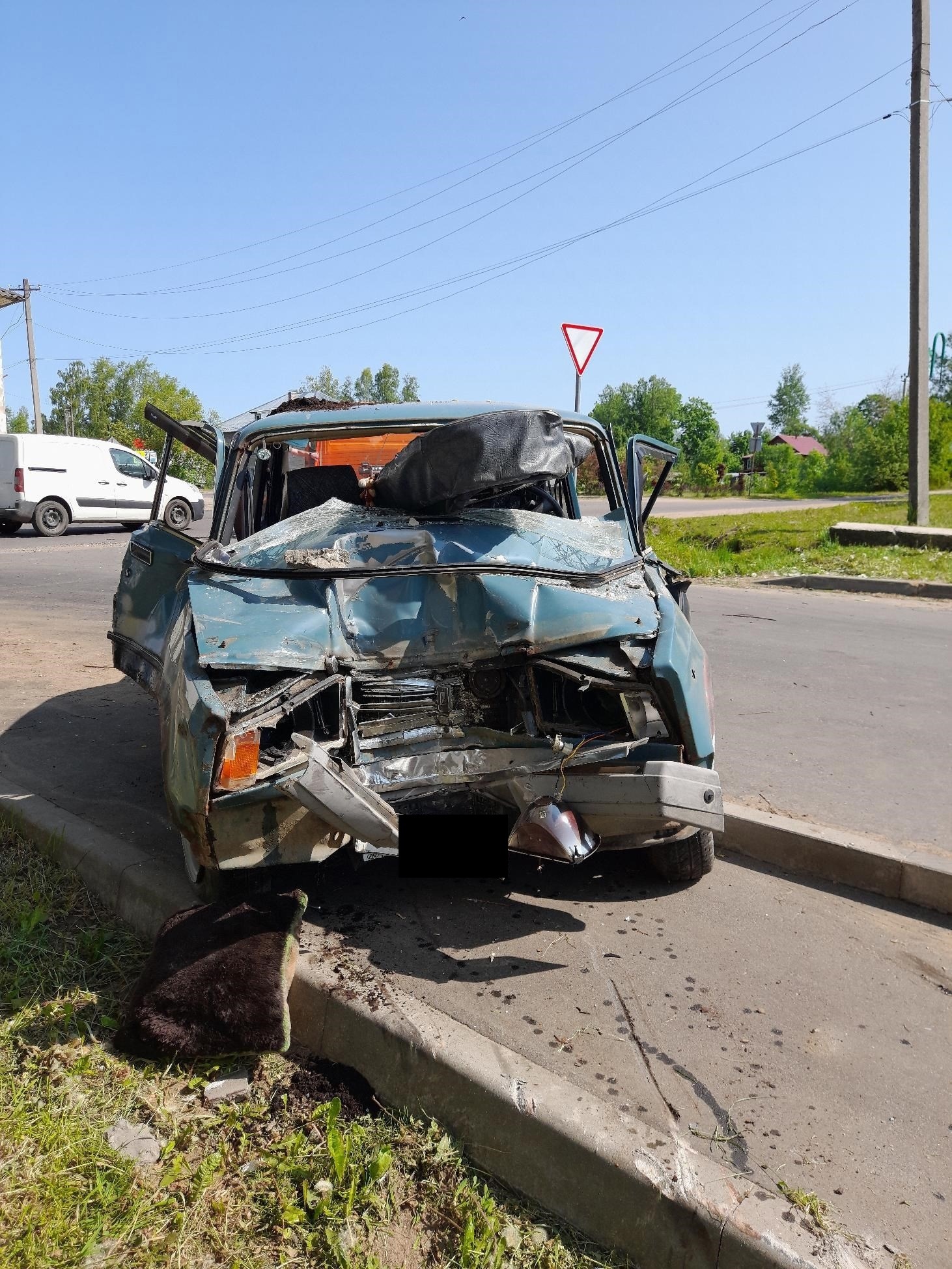 В Западной Двине водитель не справился с управлением и врезался в жилой дом В Западной Двине водитель не справился с управлением и врезался в жилой дом