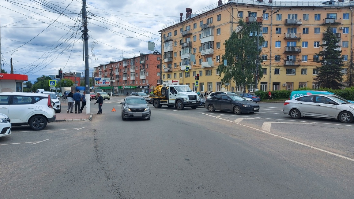 В Твери автомобилист сбил велосипедиста на пешеходном переходе В Твери автомобилист сбил велосипедиста на пешеходном переходе