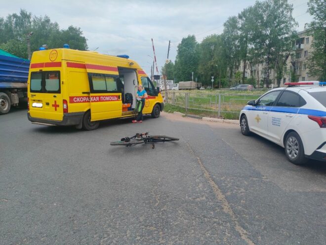 В Твери иномарка сбила велосипедиста