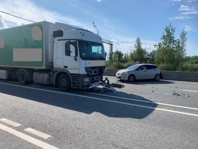 Под Тверью на М-10 фура столкнулся с легковушкой