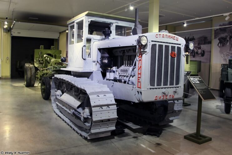 Поднятый из болот в Западнодвинском округе трактор стал музейным экспонатом