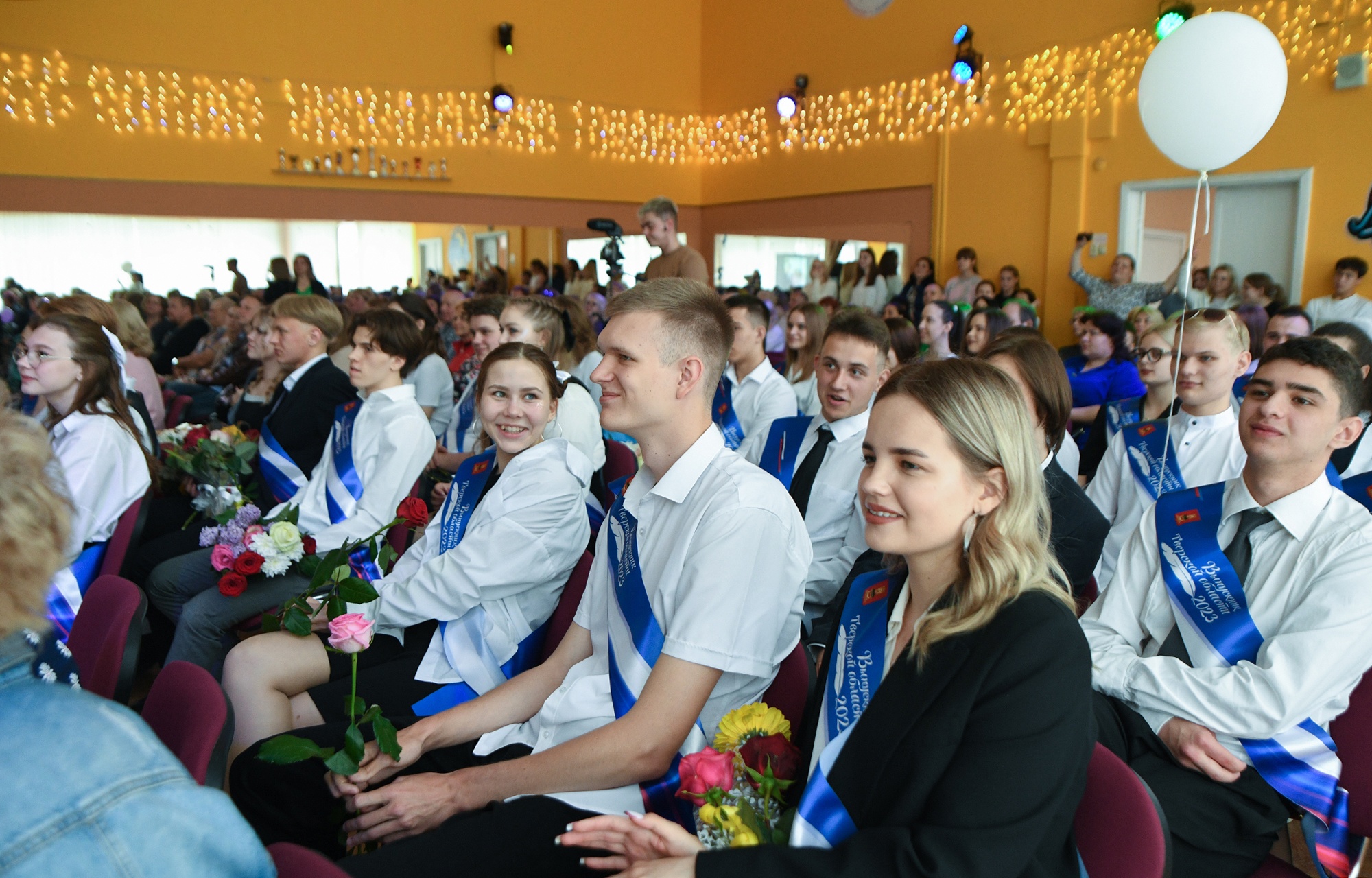 В школах Тверской области проходят торжественные линейки для выпускников
