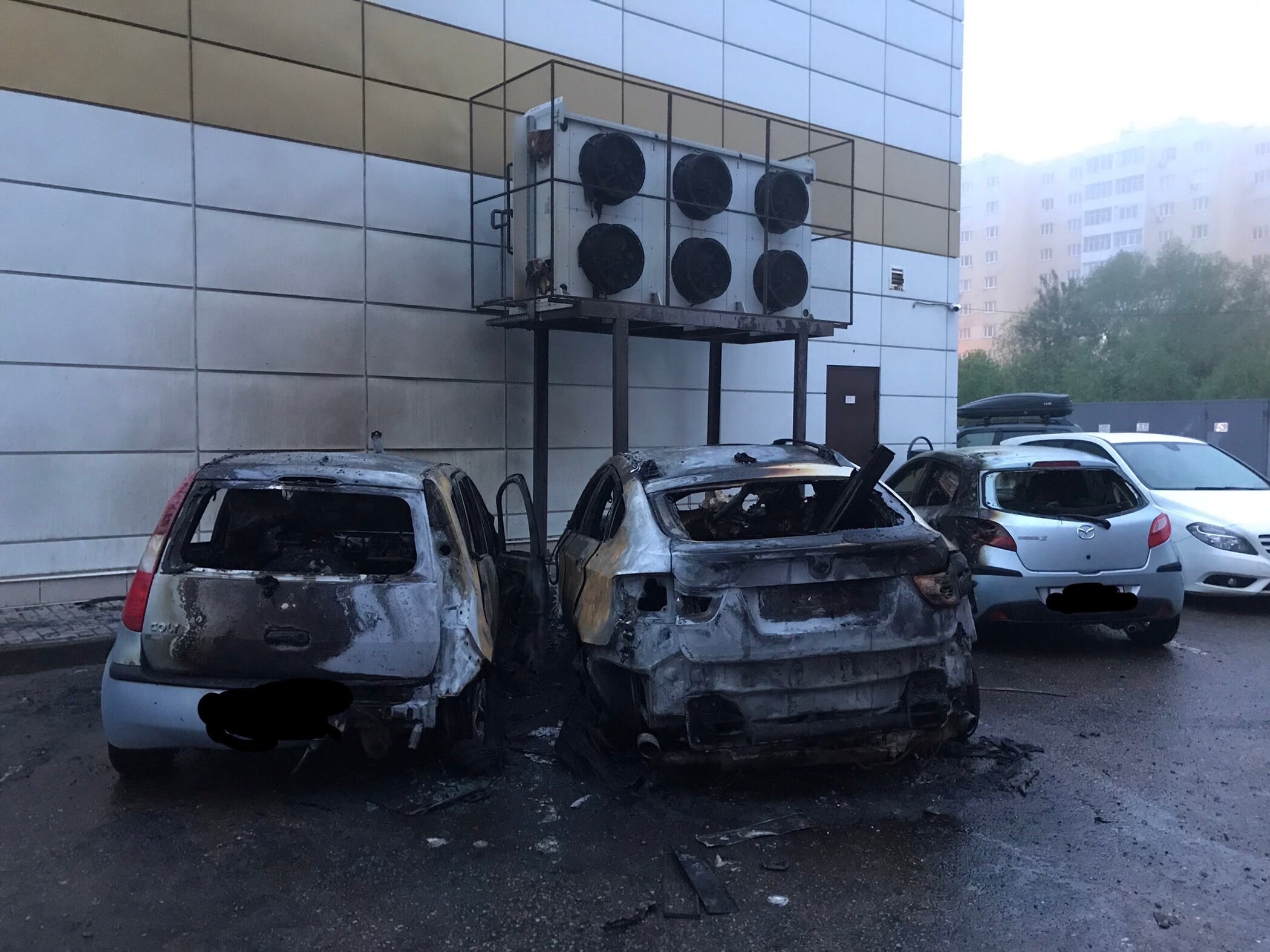 Ночью в Твери сгорели три автомобиля Ночью в Твери сгорели три автомобиля