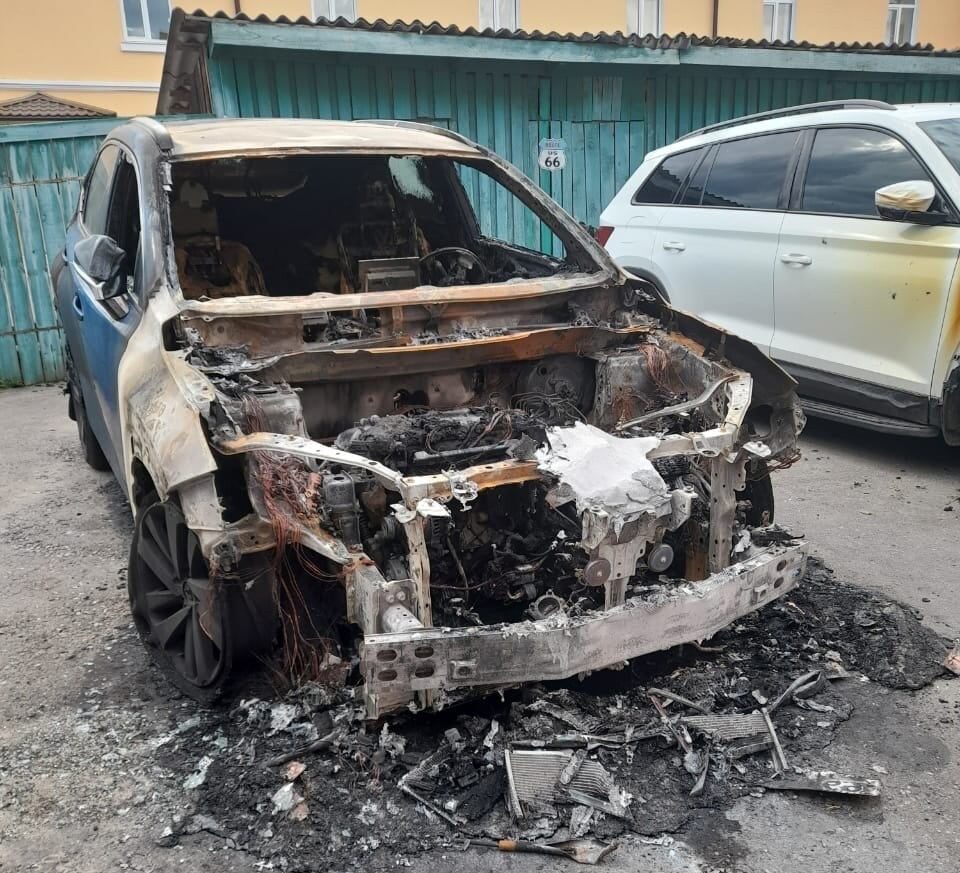 В Тверской области за ночь сгорели два автомобиля В Тверской области за ночь сгорели два автомобиля