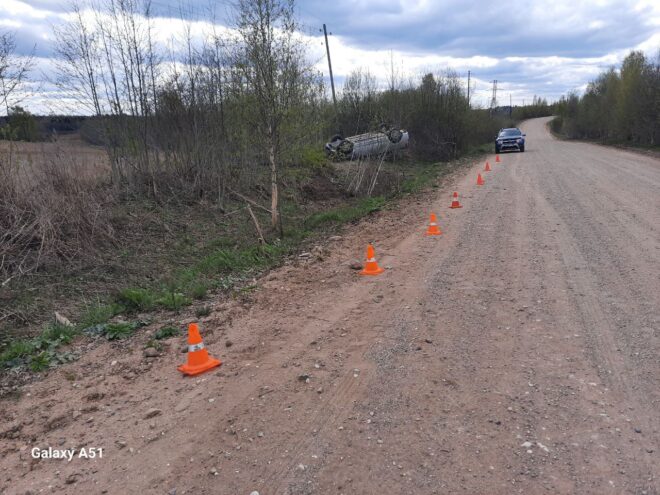 В Тверской области Рено вылетел в кювет и опрокинулся В Тверской области Рено вылетел в кювет и опрокинулся