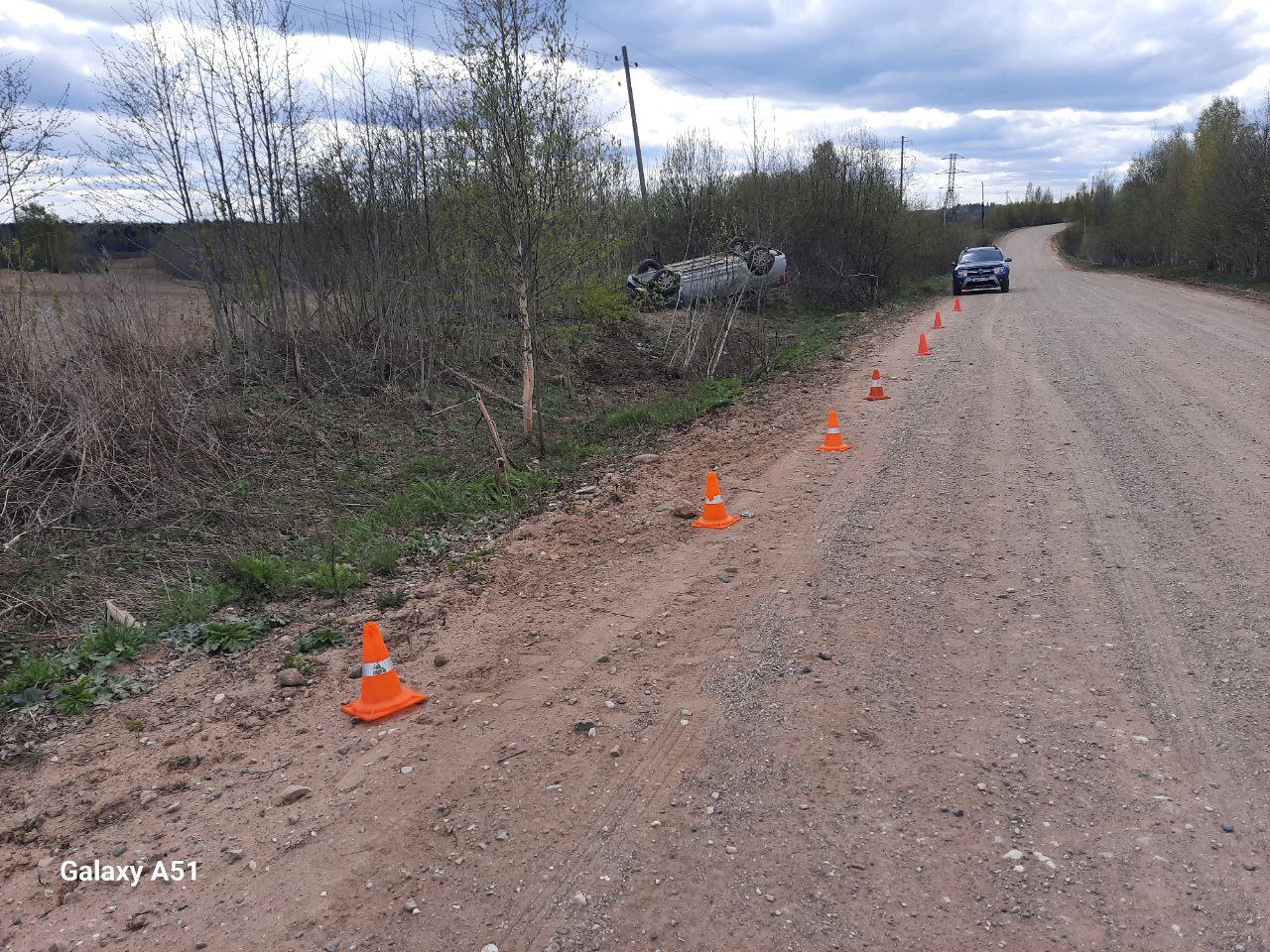 В Тверской области Рено вылетел в кювет и опрокинулся В Тверской области Рено вылетел в кювет и опрокинулся