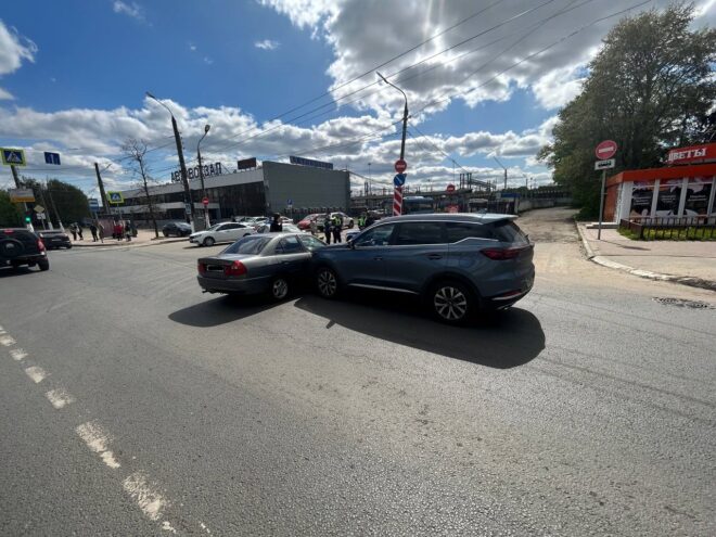 В Твери у автовокзала из-за молодого водителя произошла авария В Твери у автовокзала из-за молодого водителя произошла авария