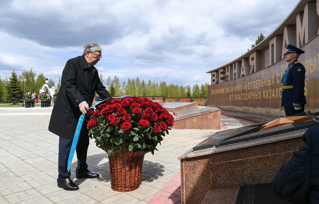 Президент Республики Казахстан и губернатор Тверской области почтили память воинов-казахстанцев
