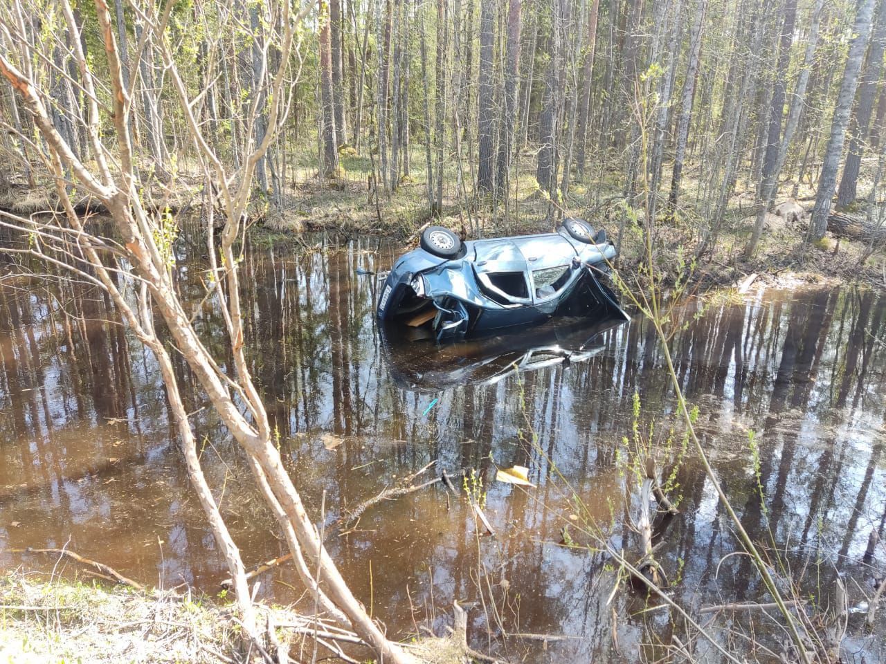 В Тверской области автомобиль съехал в кювет с водой и перевернулся В Тверской области автомобиль съехал в кювет с водой и перевернулся
