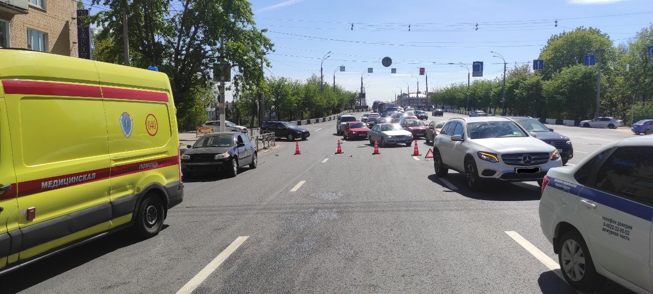 В Твери в тройной аварии травмы получил водитель скутера