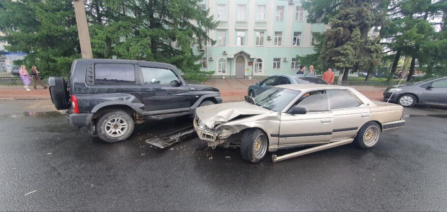 В тройной аварии в Твери пострадала женщина-водитель