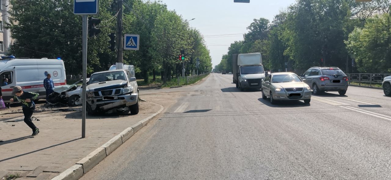 В аварии в Твери травмы получили водитель и девушка-пассажир В аварии в Твери травмы получили водитель и девушка-пассажир