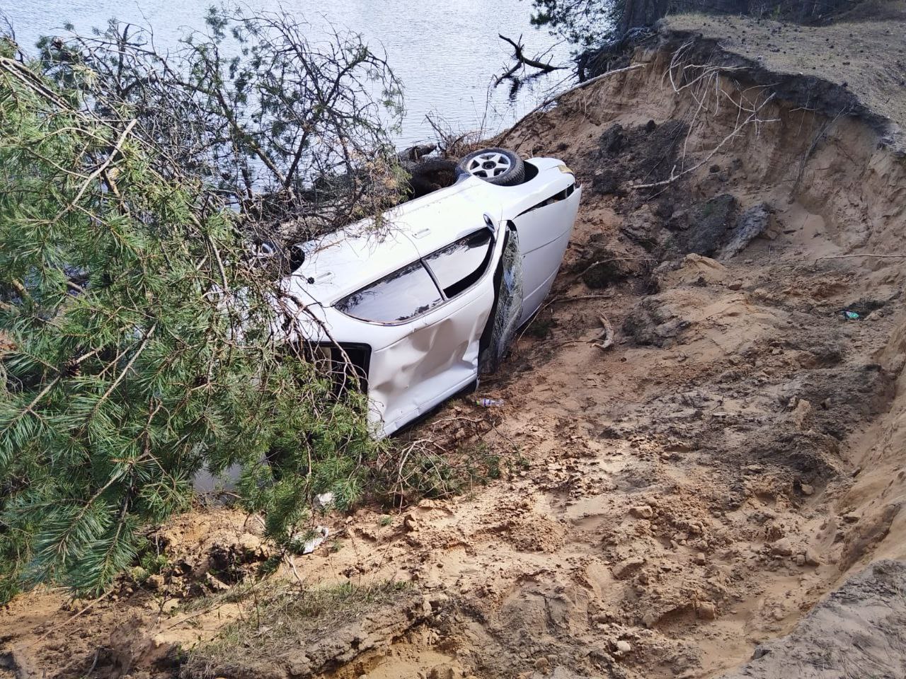 В Тверской области водитель иномарки съехал в кювет и чуть не угодил в реку В Тверской области водитель иномарки съехал в кювет и чуть не угодил в реку