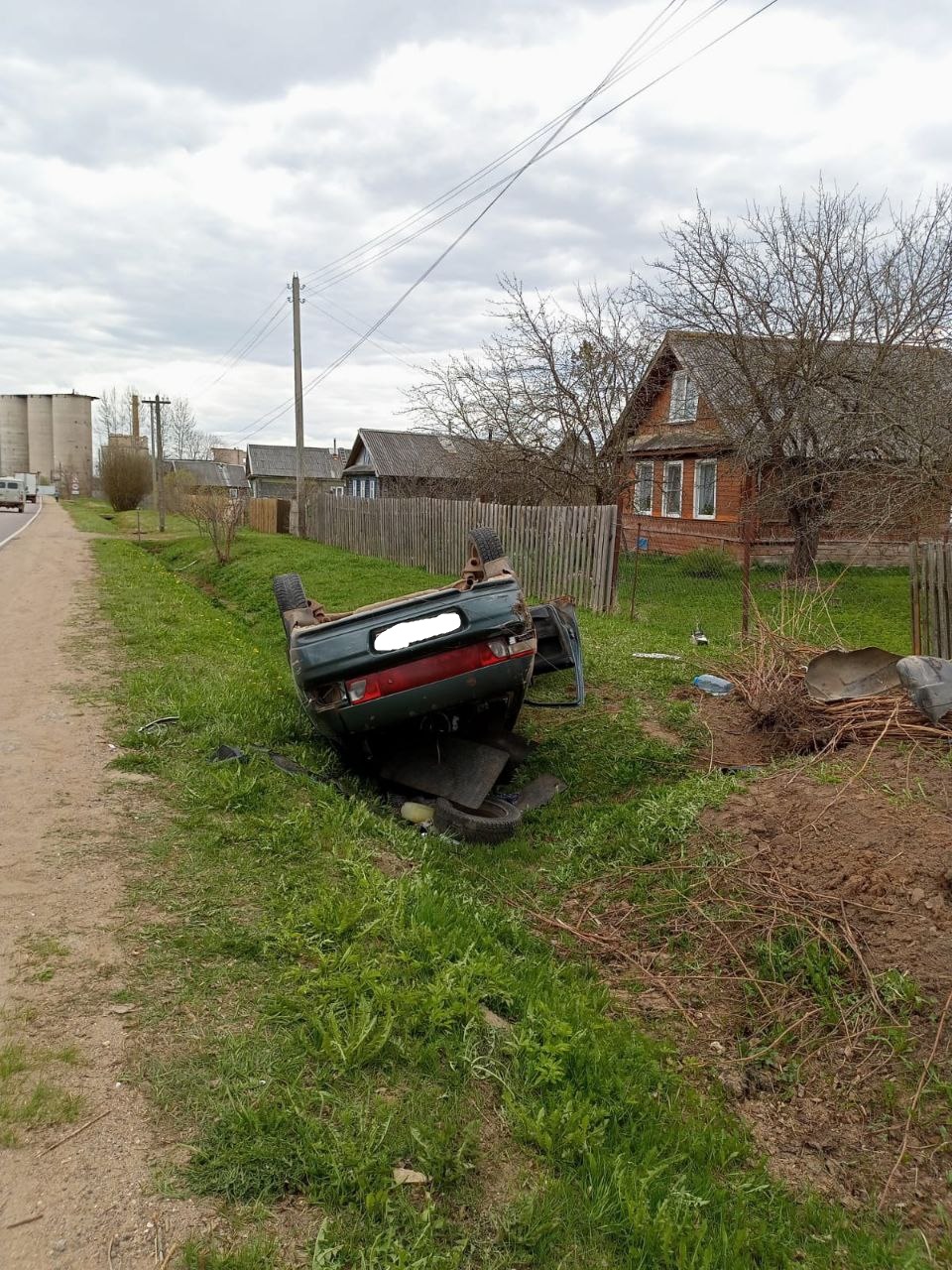 В Тверской области легковушка уехала в кювет и перевернулась