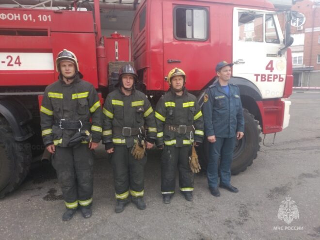 Тверские пожарные вывели из задымленной квартиры трех человек Тверские пожарные вывели из задымленной квартиры трех человек