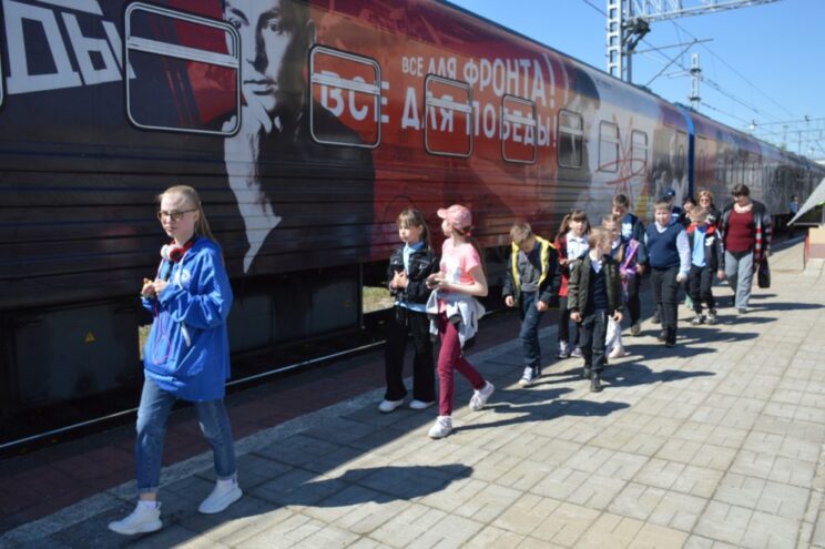 Больше 2 тысяч человек посетили «Поезд Победы» в городе Бологое